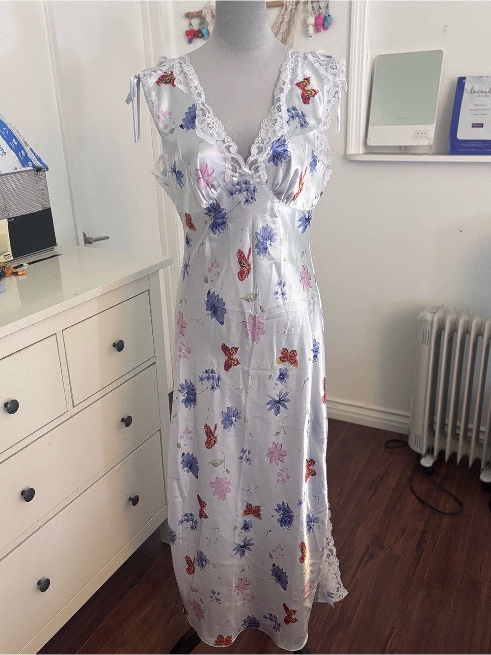 Valerie Stevens White Satin Floral & Butterfly Lace-Trim Chemise